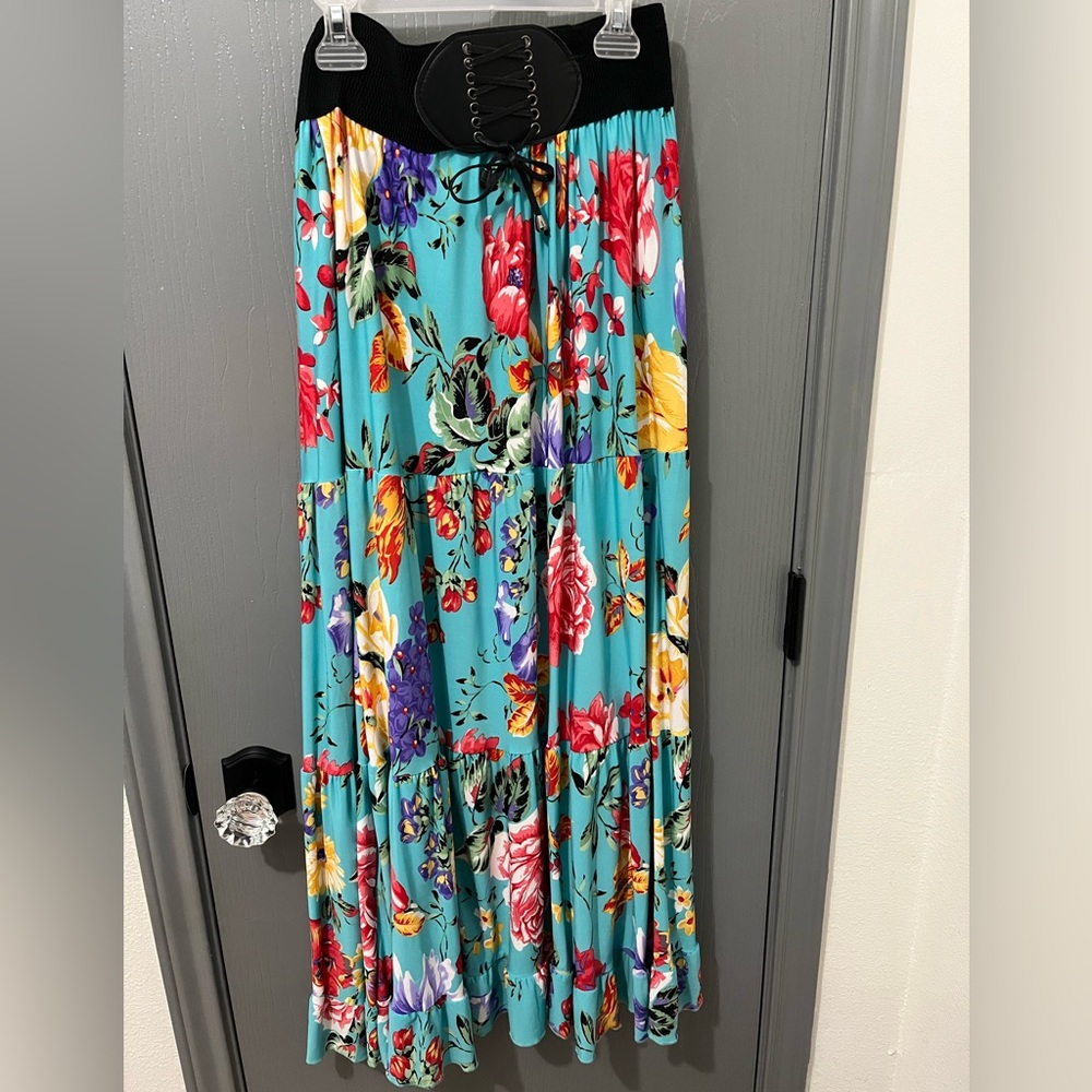 Womens long floral maxi skirt. Size Medium